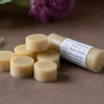 Ingredientes y pasos establecidos para hacer calva de labios burdock natural.
