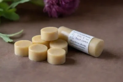 Ingredientes y pasos establecidos para hacer calva de labios burdock natural.