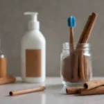 El canela se pega junto a un cepillo de dientes y productos dentales en una encimera limpia.
