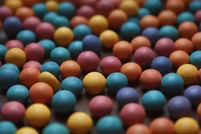 Clavos de olor en un fondo de especias coloridas