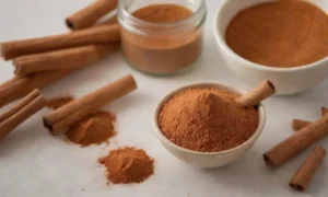 Ingredientes y pasos para hacer una máscara cara de canela mostrada en un mostrador de cocina.