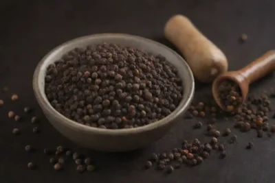 Variedad de platos con pimienta negra como una estación clave