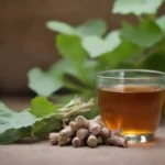 La raíz de Burdock se muestra con hojas frescas y una preparación de té herbal en el fondo.