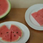 Una sandía cortada en un plato