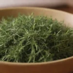 Recetas de tomillo frescas colocadas en un tazón decorativo