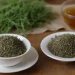 Patrones de tomillo fresco junto con platos saludables y té de hierbas.