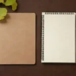 Hojas de Ginkgo y suplementos mostrados junto a un notepad con consejos de seguridad.