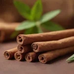 Un cierre de palos de canela con hierbas vibrantes y un símbolo médico en el fondo.