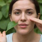 Una madre lactante con una hoja de menta en la mano