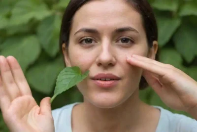 Una madre lactante con una hoja de menta en la mano