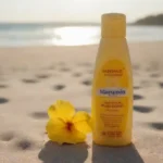 Botella de Manzanilla al lado de una escena de playa con sol y olas.