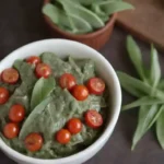 Platos frescos con hojas de salvia vibrantes