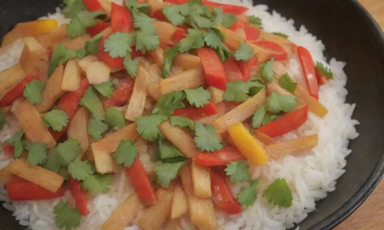 Un festín vibrante y aromático de brotes de bambú, arroz, pimientos y especias en una cocina acogedora