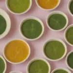 Platos coloridos con hojas de moringa