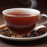 Una taza de té de vapor infundida con clavos y hierbas vibrantes