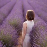 Una persona rodeada de plantas de lavanda