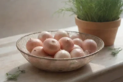 Una cocina acogedora con cebollas