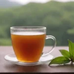 Una taza de té Pimpinela con hojas frescas y una receta sencilla cerca.