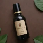 Una botella de extracto de Pimpinela rodeada de hojas herbales y usos domésticos comunes.