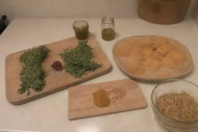 Una cocina vibrante y acogedora llena de ingredientes frescos y aromas curativos