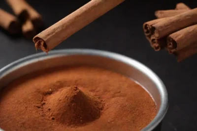 Una ilustración paso a paso de la extracción de aceite de canela utilizando simples herramientas de cocina.