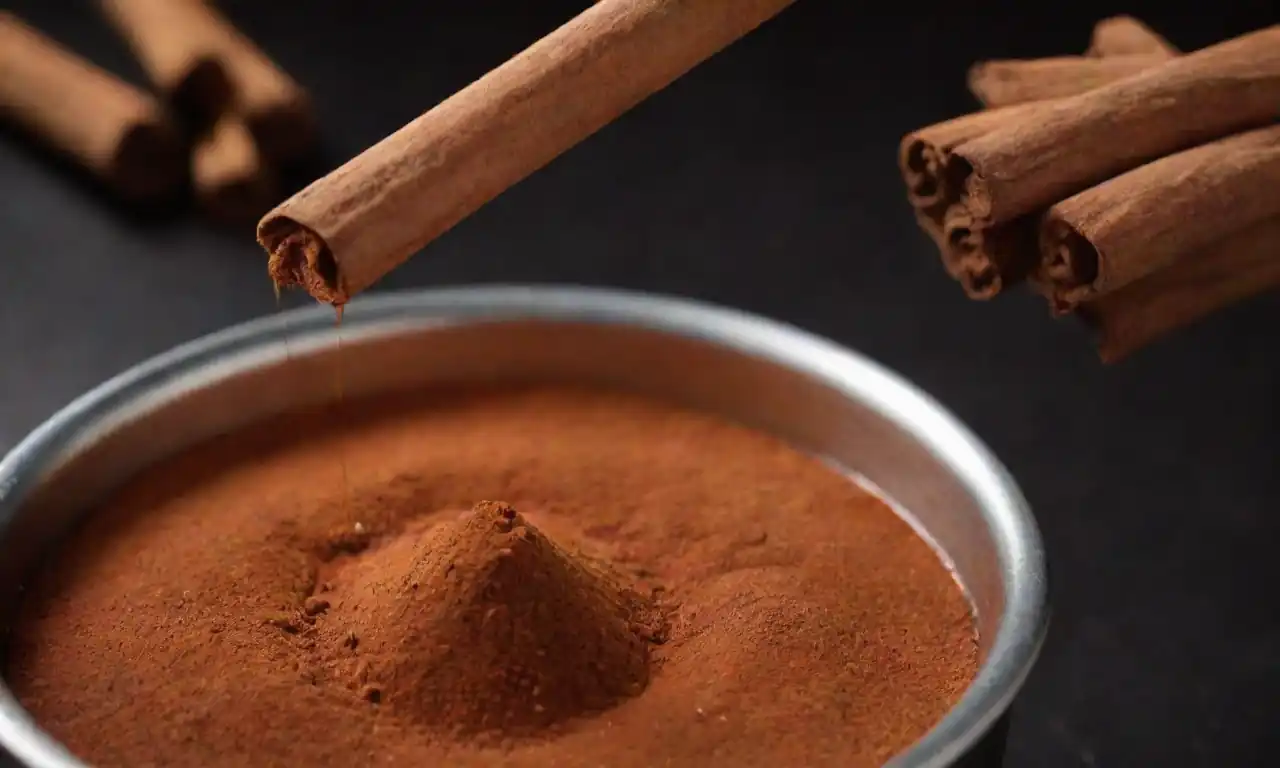 Una ilustración paso a paso de la extracción de aceite de canela utilizando simples herramientas de cocina.