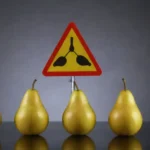 Peras mostradas junto con iconos de salud y señales de advertencia para ilustrar efectos potenciales.