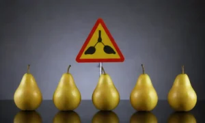 Peras mostradas junto con iconos de salud y señales de advertencia para ilustrar efectos potenciales.