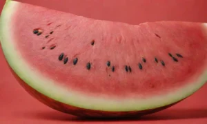 Una sandía vibrante cortada en la mitad