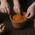Una persona plantando rinocerontes de cúrcuma en una olla con guía y herramientas cercanas.
