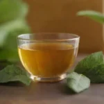 Cerrar las hojas de Pimpinela con un fondo de té herbal y productos de bienestar.