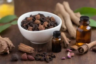 Ropas mostradas junto con diversos remedios naturales y aceites esenciales.