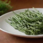 Recetas de tomillo frescas junto a platos que muestran su uso en la cocina.