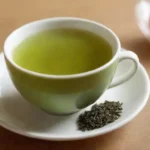 Una taza de té verde con una bolsa de té y iconos relacionados con la salud