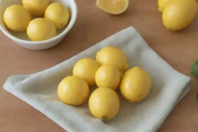 Limoncillos amarillos y frescos en una mesa de madera