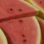 Comparación lado a lado de rodajas de sandía roja y amarilla mostrando sus diferencias de color y textura.