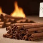 Un montón de palos de canela junto a un signo de advertencia y un individuo cuestionado.