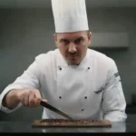 Un chef que utiliza pimienta negra en una cocina de alta tecnología