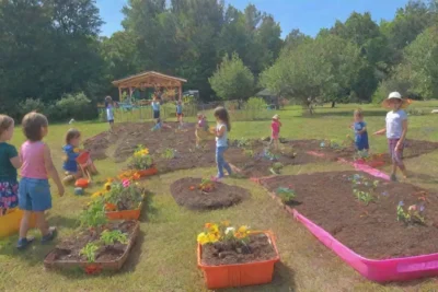 Un vibrante jardín comunitario donde niños aprenden y juegan rodeados de naturaleza