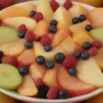 Ensalada de fruta colorida con peras cortadas