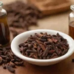 Coágulos secos dispuestos con botellas de aceite esenciales y platos culinarios.