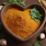 Un tazón vibrante de cúrcuma rodeado de ingredientes saludables para el corazón como ajo y verdes frondosos.
