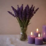 Ramo de lavanda junto a velas y un ambiente sereno