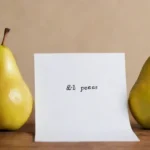 Un par de peras frescas sobre una mesa