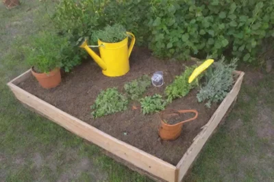 Un jardín vibrante lleno de hierbas frescas y colores naturales