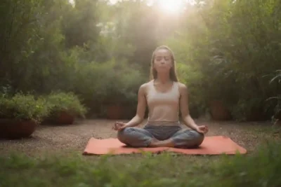 Una escena serena de una persona meditando rodeada de plantas Pimpinela