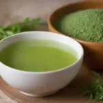 Ingredientes para el lavado de boca hecho en casa con Moringa mostrado junto con un tazón de mezcla.