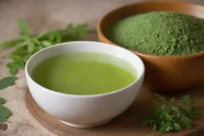 Ingredientes para el lavado de boca hecho en casa con Moringa mostrado junto con un tazón de mezcla.