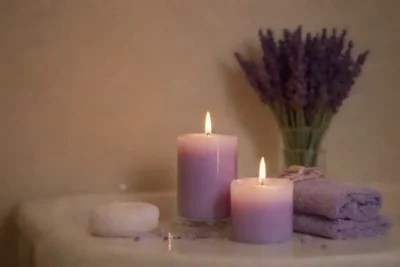 Una escena de baño tranquila con velas lavandas