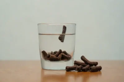 Ropas dispuestas junto a un vaso de agua y un icono de aliento fresco.
